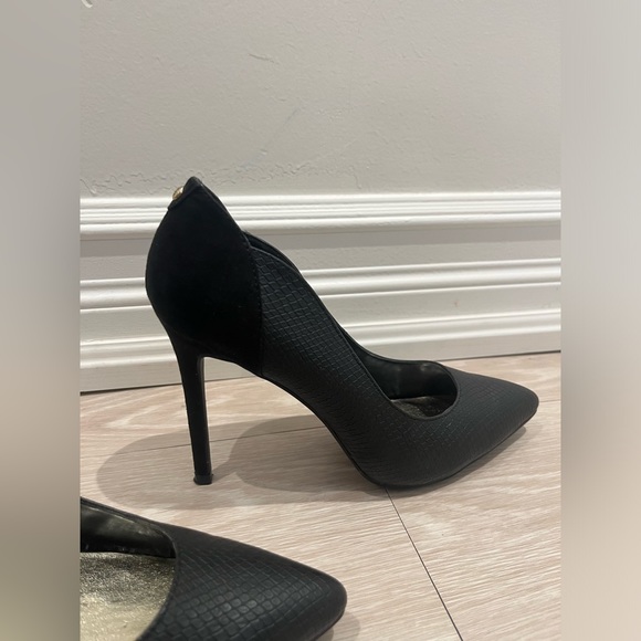 Closed Toe Black Suede/Faux Alligator Heels - Picture 8 of 8